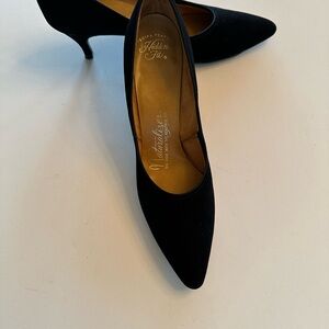 Black Suede Naturalizer Size 7N Vintage Heels.